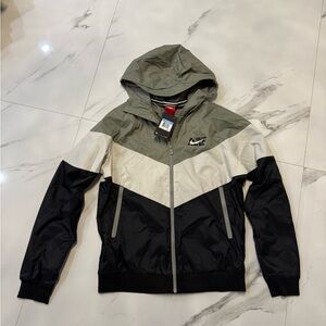 Nike Men's Black, Gray, and Cream Windbreaker